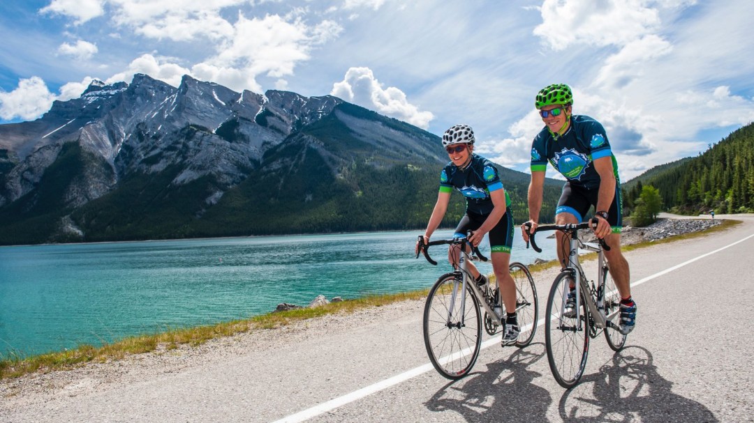 Deux cyclistes aux abords du Lac Louise, en Alberta.