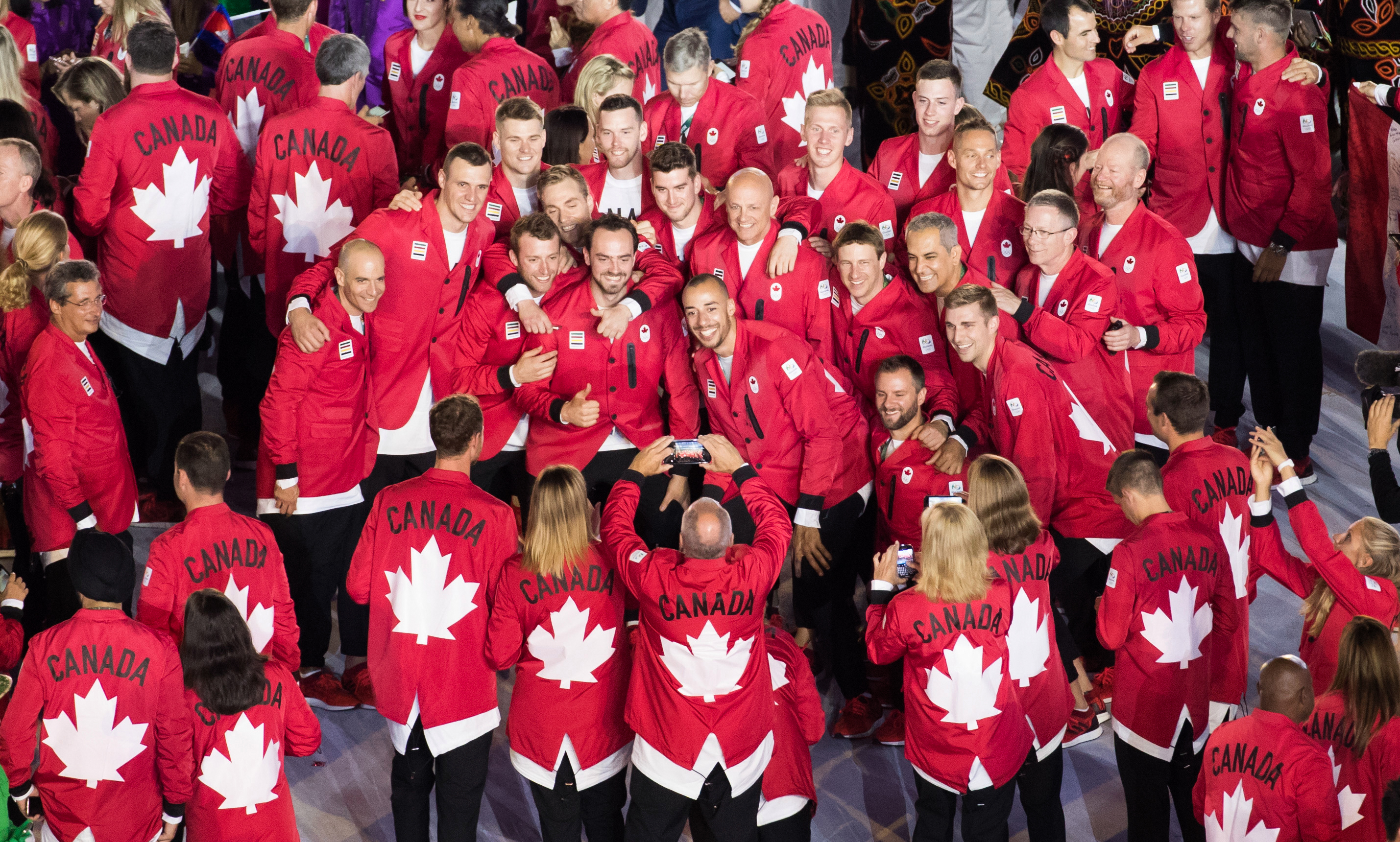 Des membres de l'équipe olympique canadienne se font prendre en photo lors de la cérémonie d'ouverture des Jeux de Rio 2016.