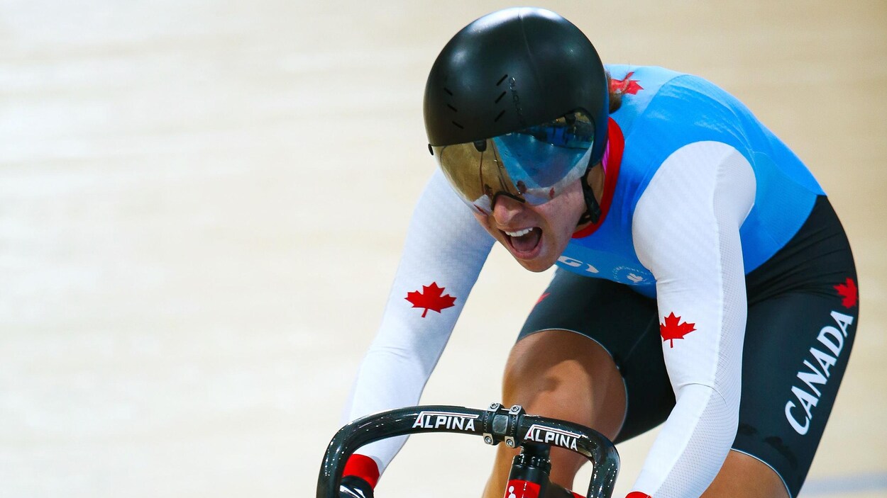 Gros plan sur une cycliste en pleine course dans un vélodrome