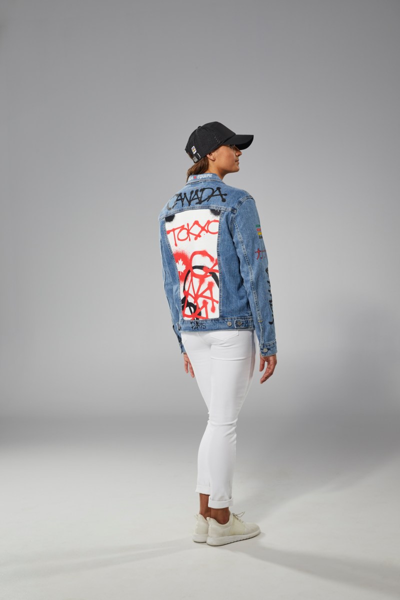 Kylie Masse porte une veste de jean et une casquette Équipe Canada