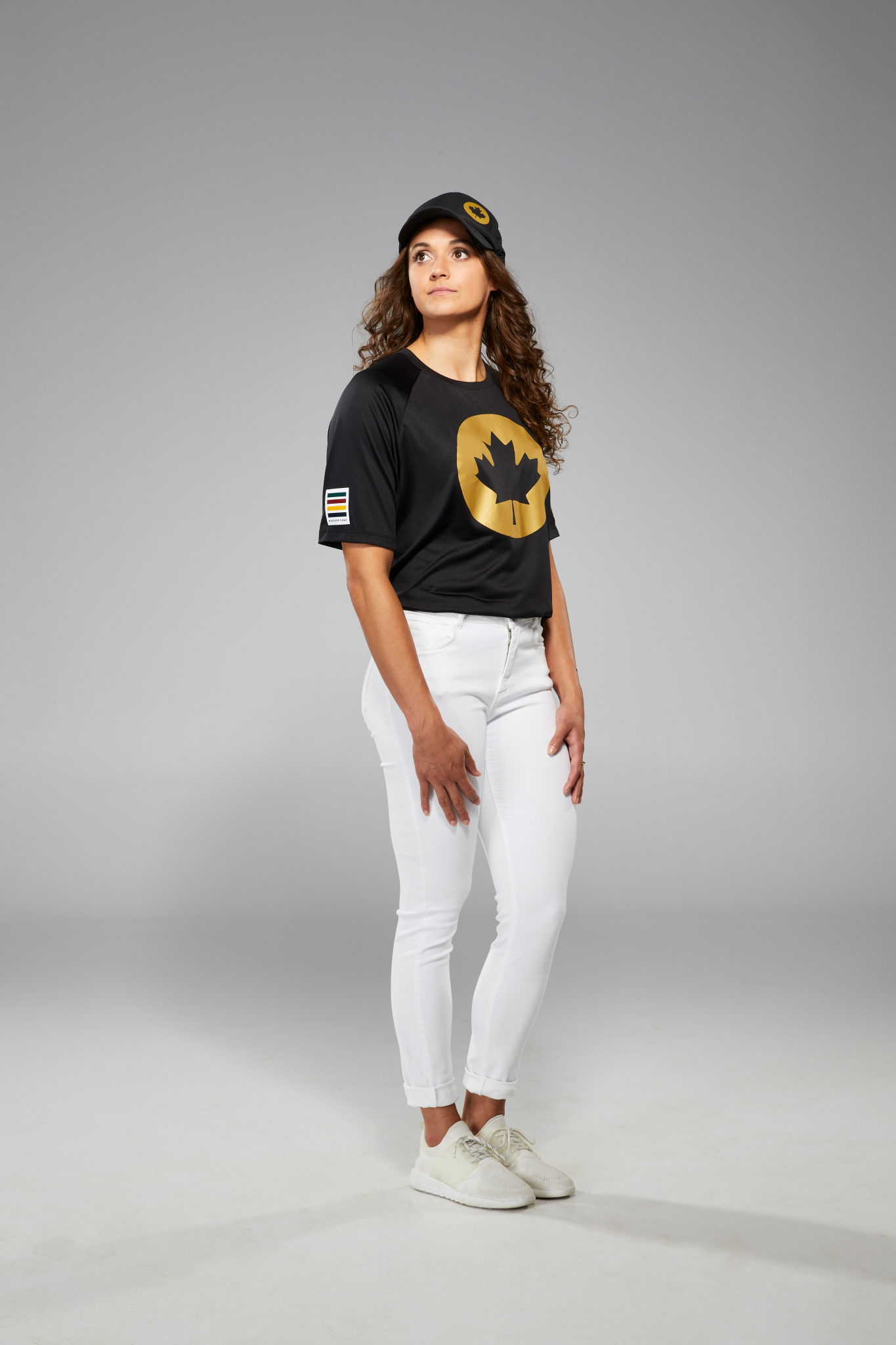 Kylie Masse porte un jeans blanc et un t-shirt noir
