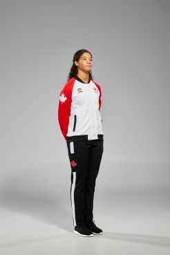 Sarah Douglas porte une veste et un pantalon Équipe Canada