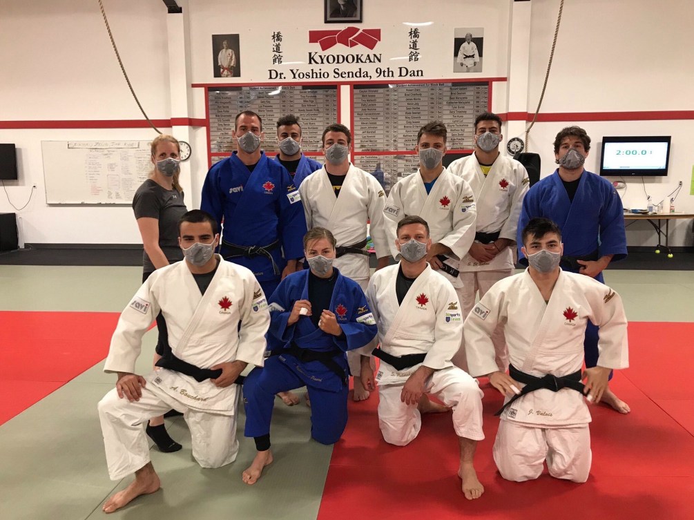 L'équipe canadienne de judo pose avec chacun leur masque.