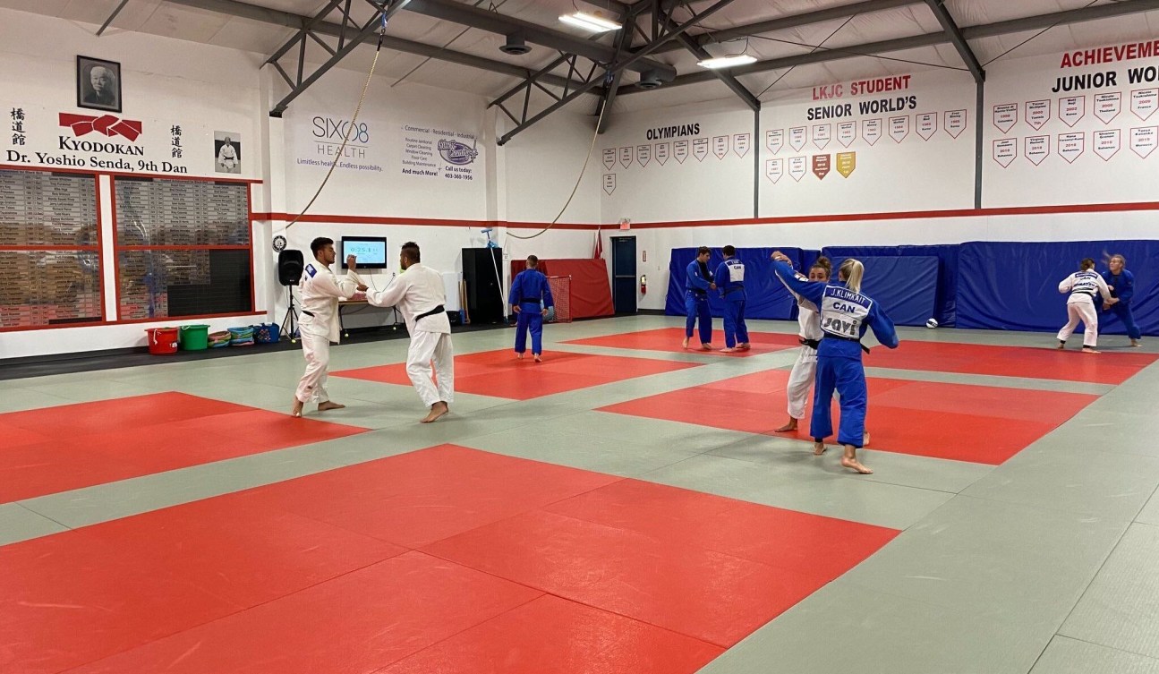 Des judokas canadiens s'entraînent sur le tatami