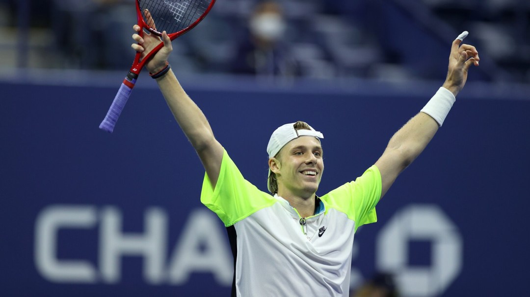 Denis Shapovalov célèbre, les mains levées au ciel