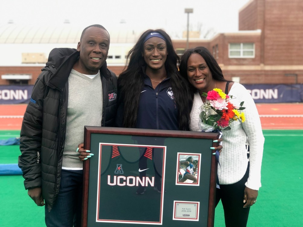 Bruny Surin pose avec sa fille Katherine et sa femme