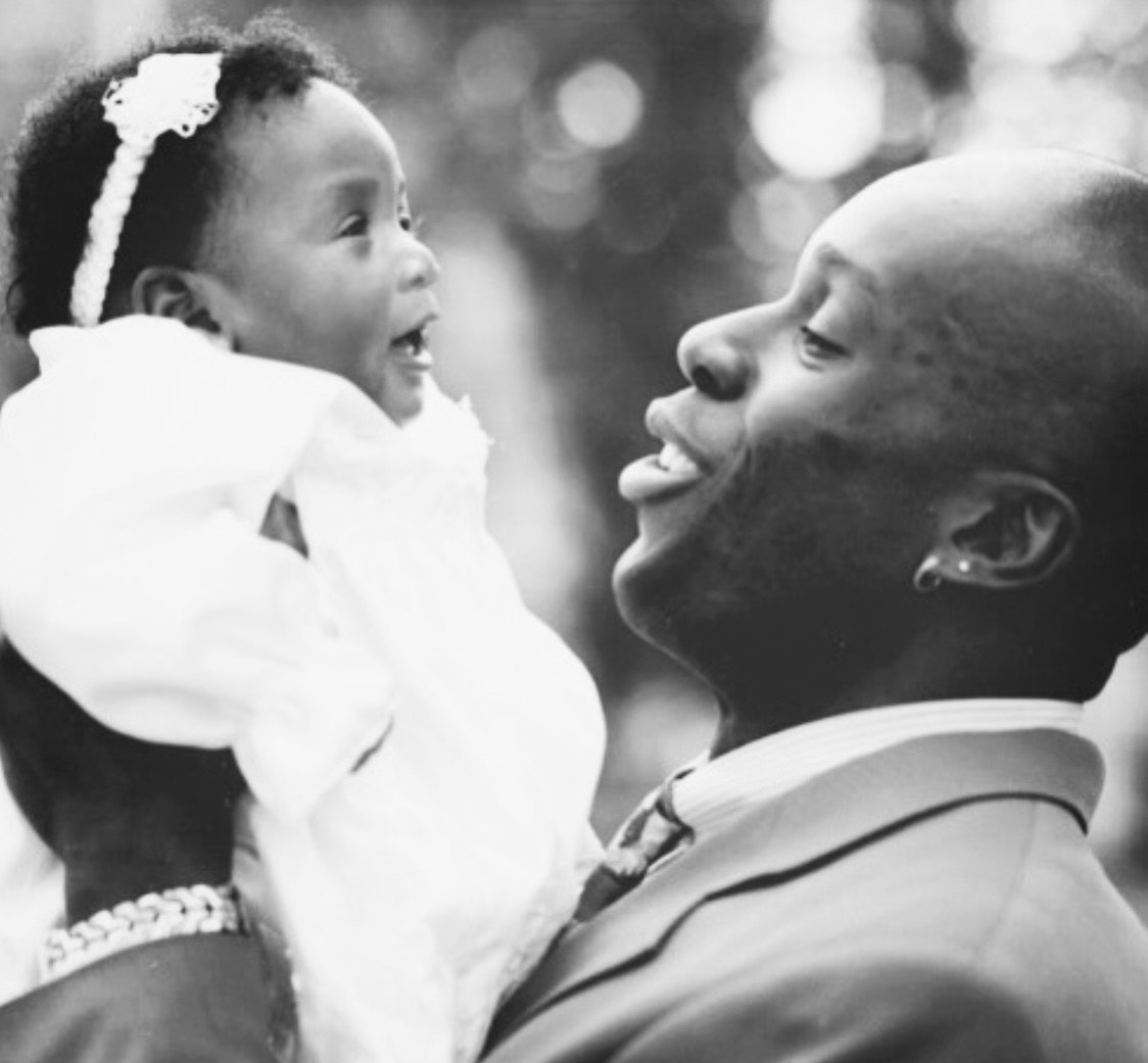 Bruny Surin prend sa fille Katherine dans ses bras, alors bébé