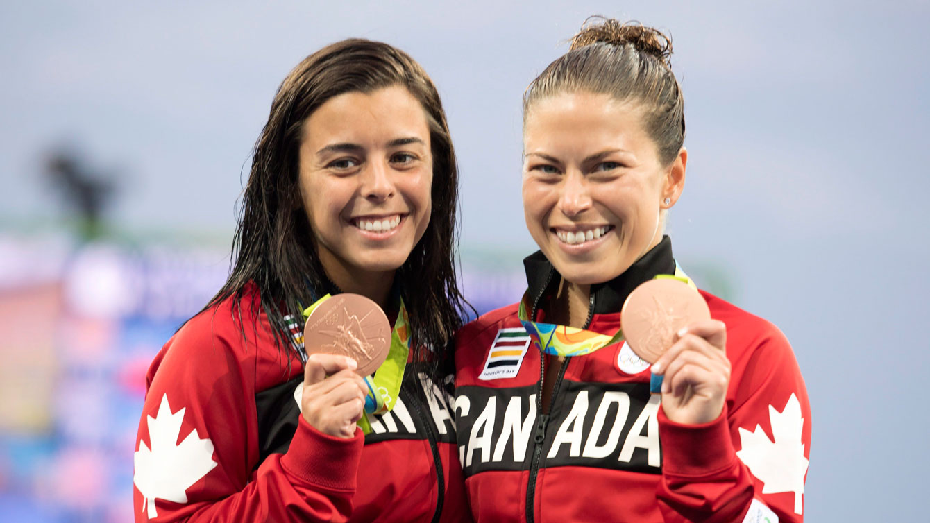 Meaghan et Roseline posent avec leur médaille.