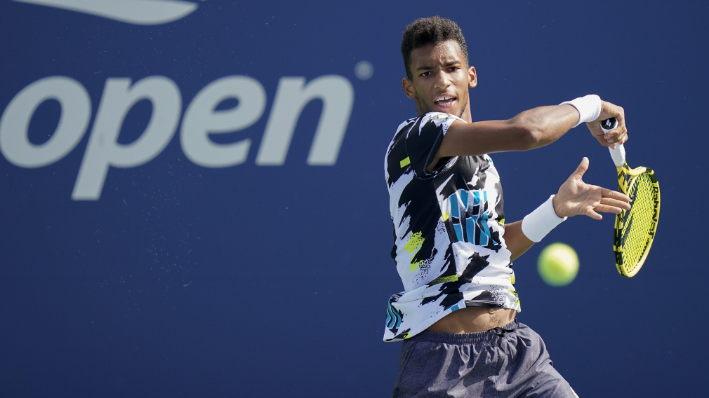 Felis Auger-Aliassime effectue un coup droit