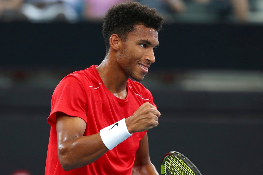 Un joueur serre le poing pour célébrer un point lors d'un match de tennis.