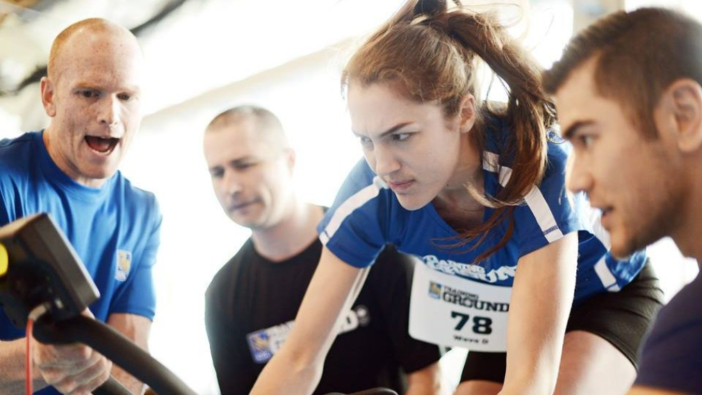 Une athlète en action sur le vélo stationnaire au Camp des recrues RBC