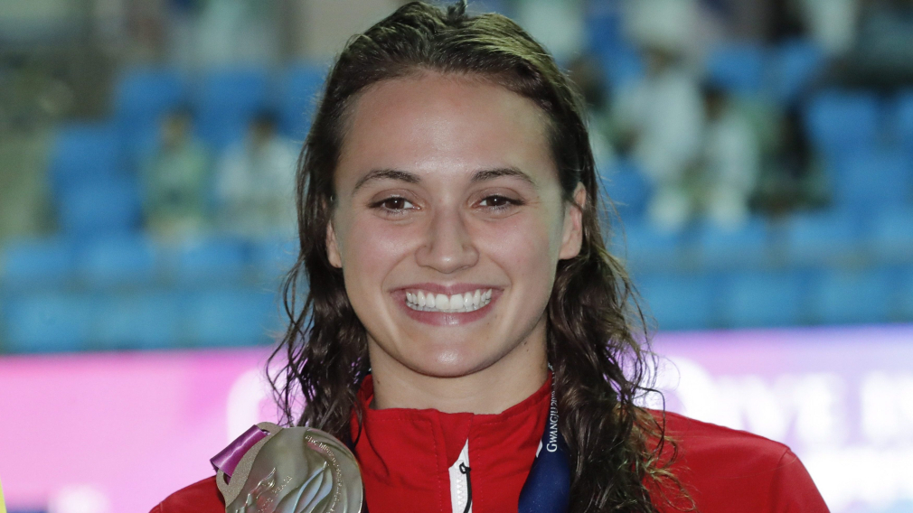 Kylie Masse sourit et montre sa médaille