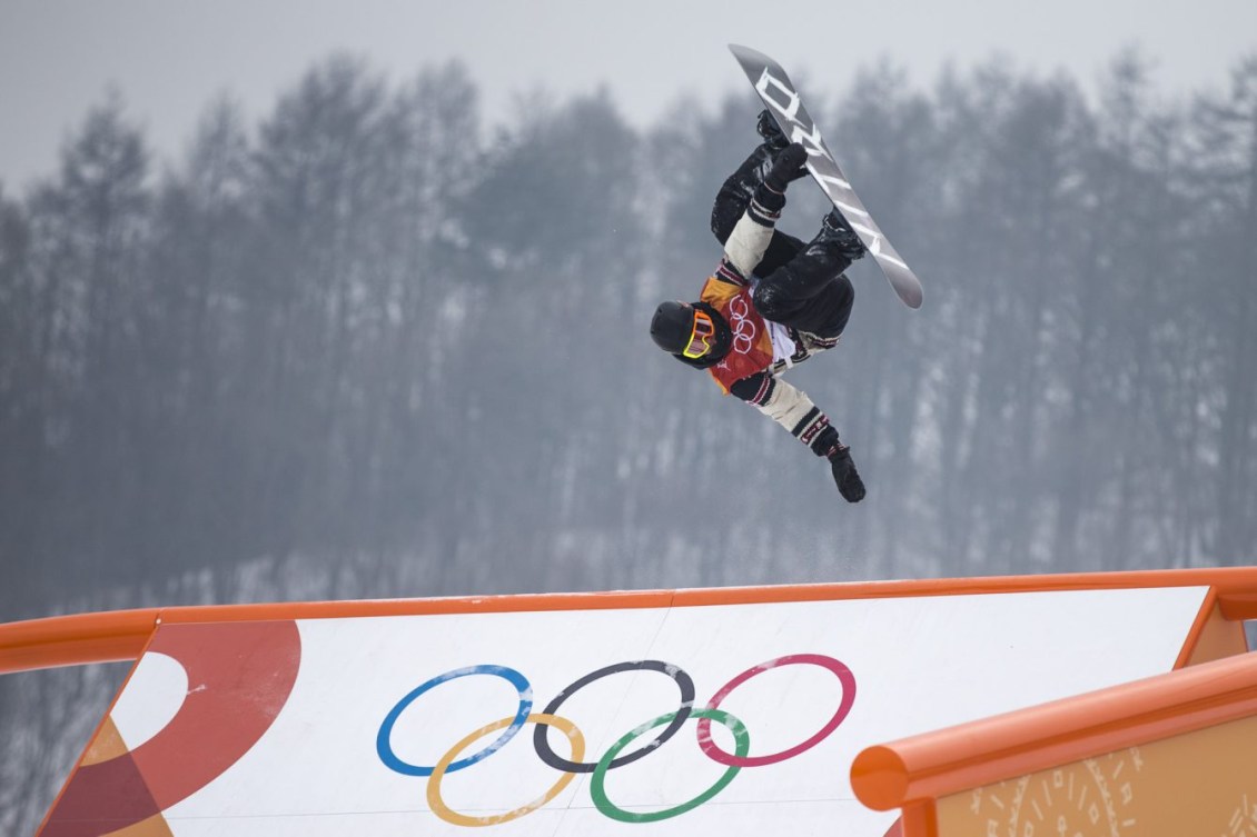 Sebastien Toutant en suspension dans les airs pendant un saut