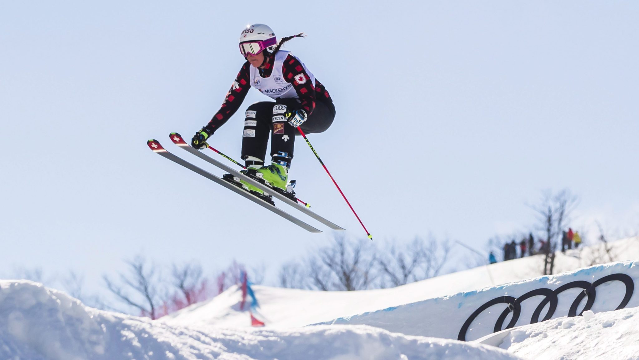 Marielle Thompson d'Équipe Canada en plein saut lors d'une séance d'entrainement de la Coupe du monde FIS de ski cross for à Blue Mountains, en Ontario le samedi 4 mars 2017.