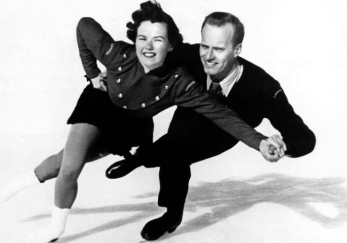 Équipe Canada Frances Dafoe et Norris Bowden Cortina D'Ampezzo 1956 patinage artistique un couple de patineurs effectuent des croisés arrières.