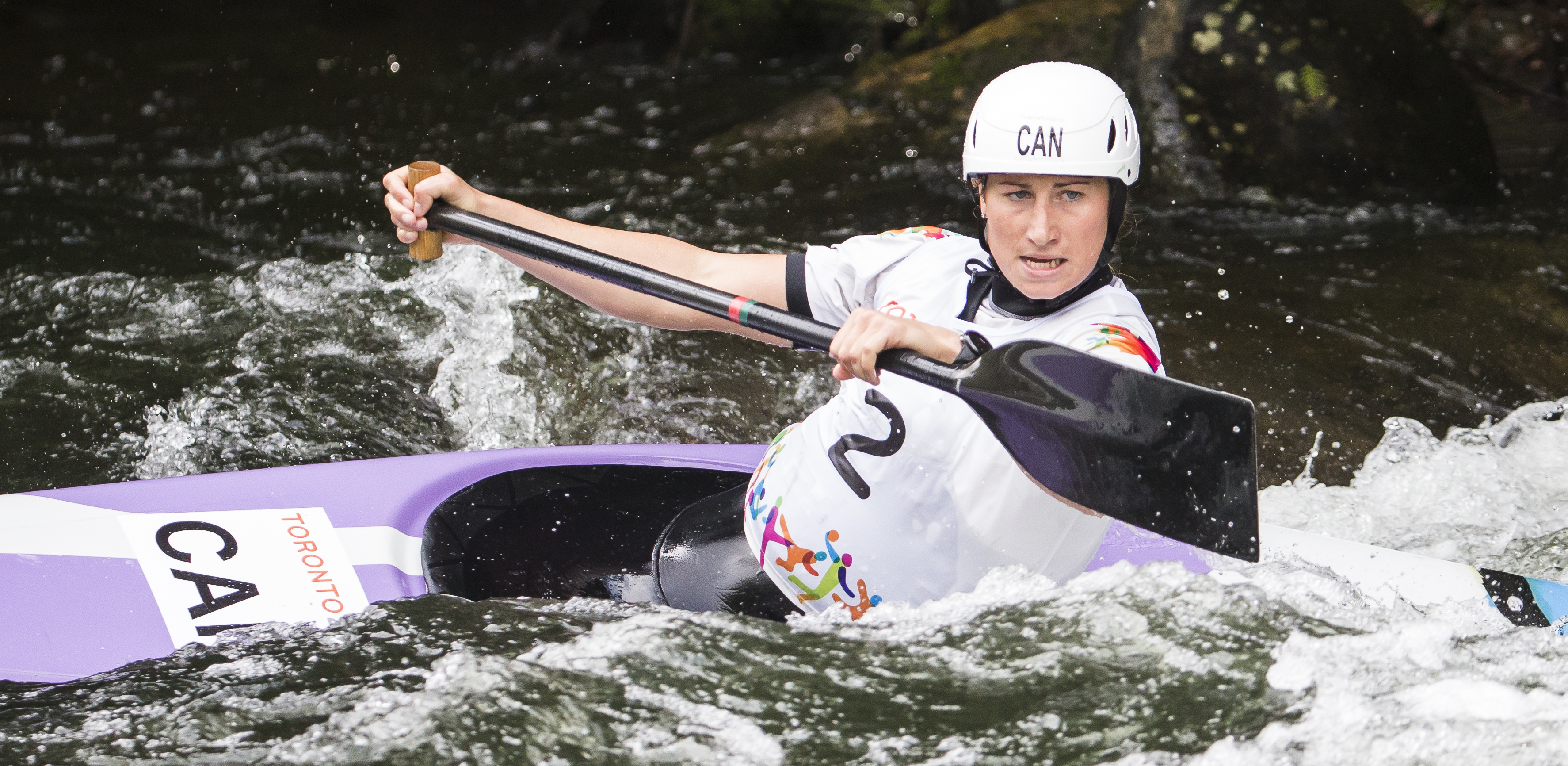 Haley Daniels pagaie dans l’épreuve de canoë-kayak slalom féminin au Jeux panaméricains à Minden, Ontario le 18 juillet 2015. 