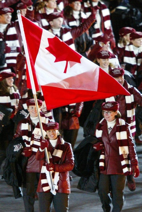 Une Canadienne porte le drapeau devant la délégation canadienne à la Cérémonie d'ouverture aux Jeux olympiques de Salt Lake City 2002