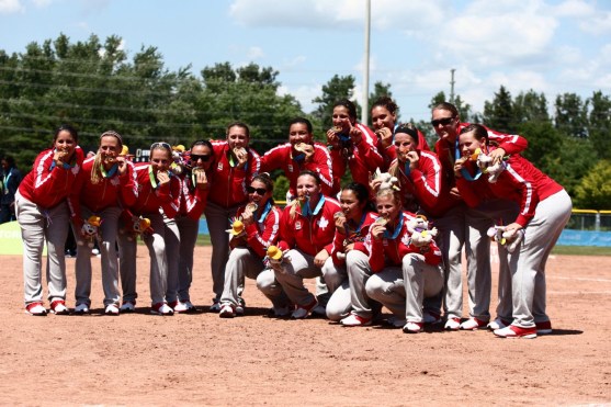 Équipe Canada reçoit sa médaille d'or après leur victoire 4-2 contre les États-Unis au President's Choice Ajax Pan Am Ballpark, le 26 juillet 2015.