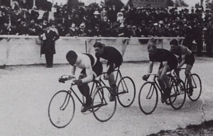 Équipe Canada - Major Taylor Paris 1908 Des cyclistes lors d'une course à Paris en 1908