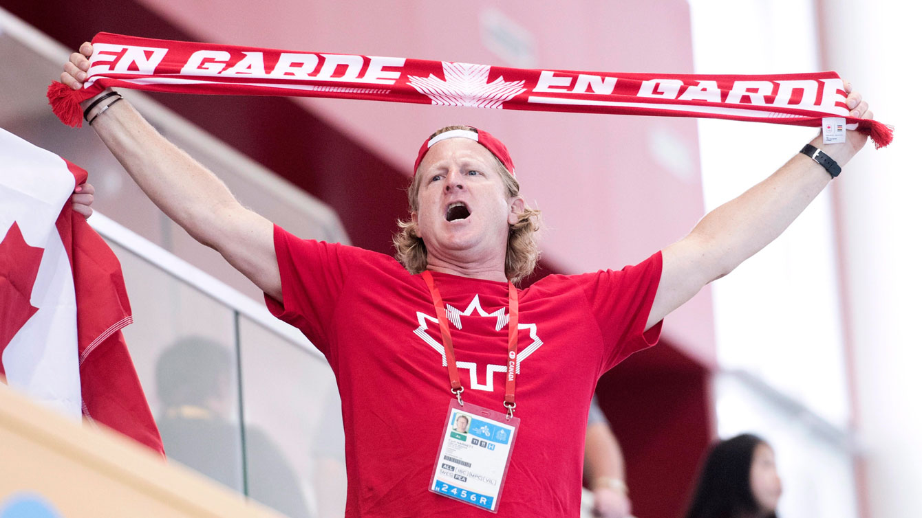 Le chef de mission Curt Harnett encourage Équipe Canada au water-polo féminin lors des Jeux panaméricains de Toronto 2015. 
