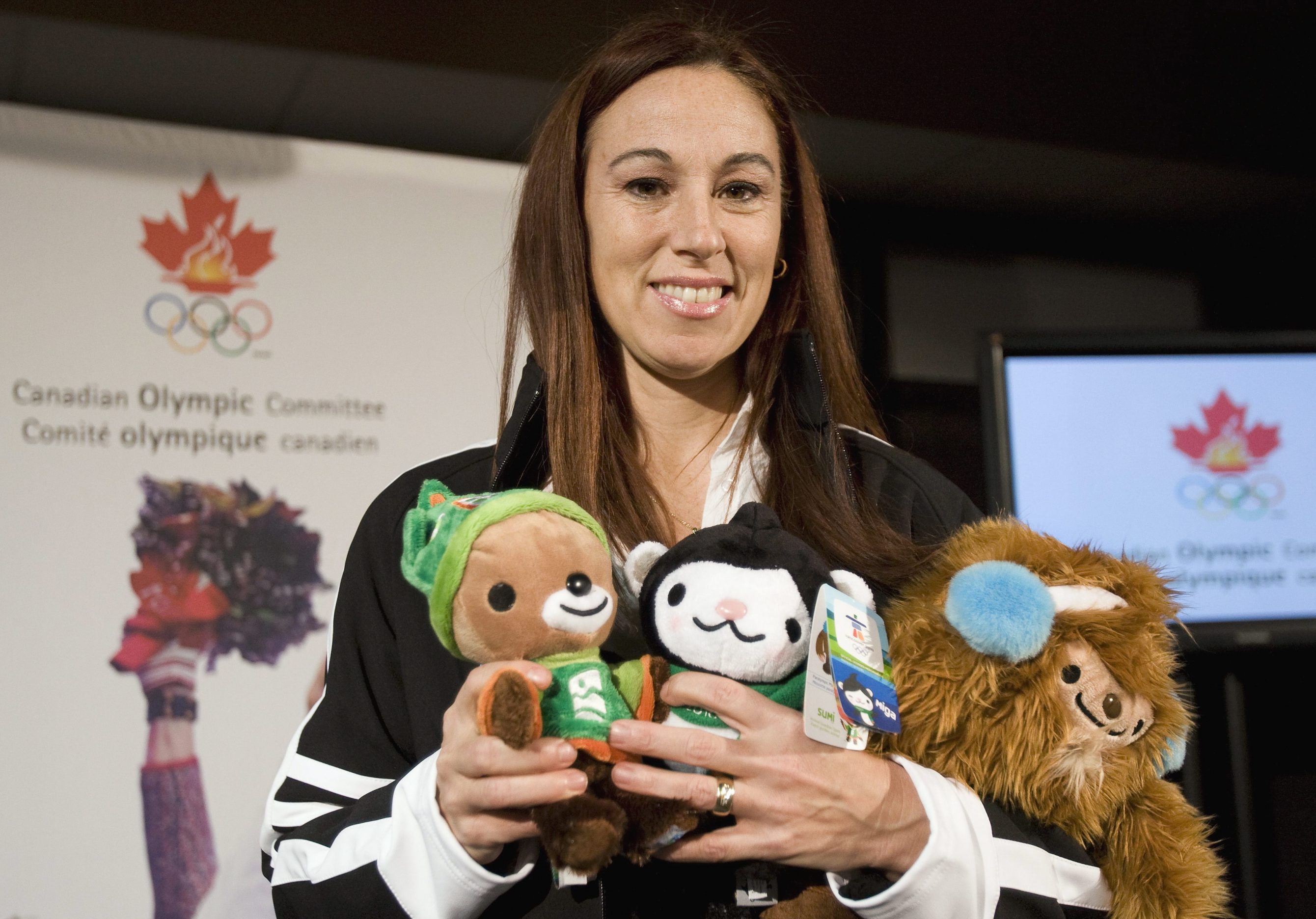 L'Olympienne Nathalie Lambert tient les mascottes olympiques après avoir été nommée chef de mission d'Équipe Canada pour les Jeux d'hiver de Vancouver 2010, à un événement à Vancouver le lundi 10 décembre 2007.