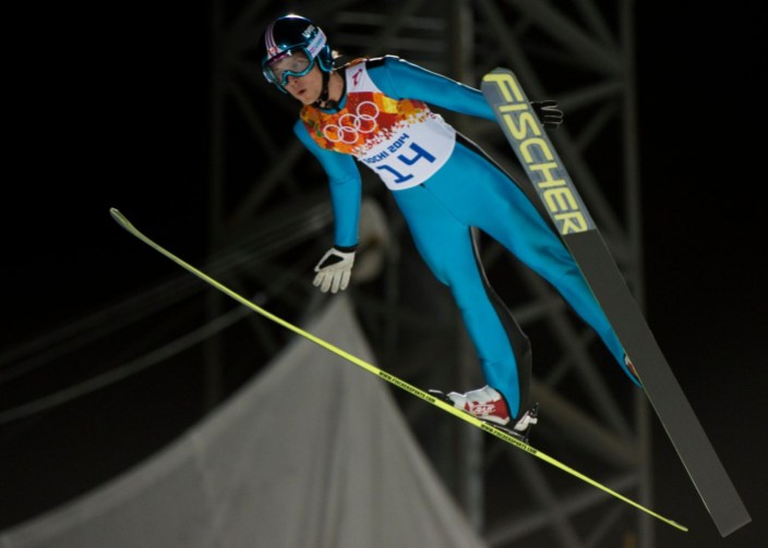 qualifications individuelles au grand tremplin chez les hommes aux Jeux olympiques de Sotchi 2014. COC Photo by Jason Ransom Un skieur effectue un saut depuis le grand tremplin aux Jeux olympiques de Sotchi 2014