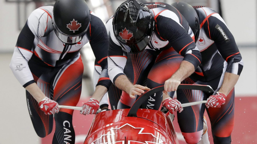 Quatre bobeurs en début de course de bobsleigh