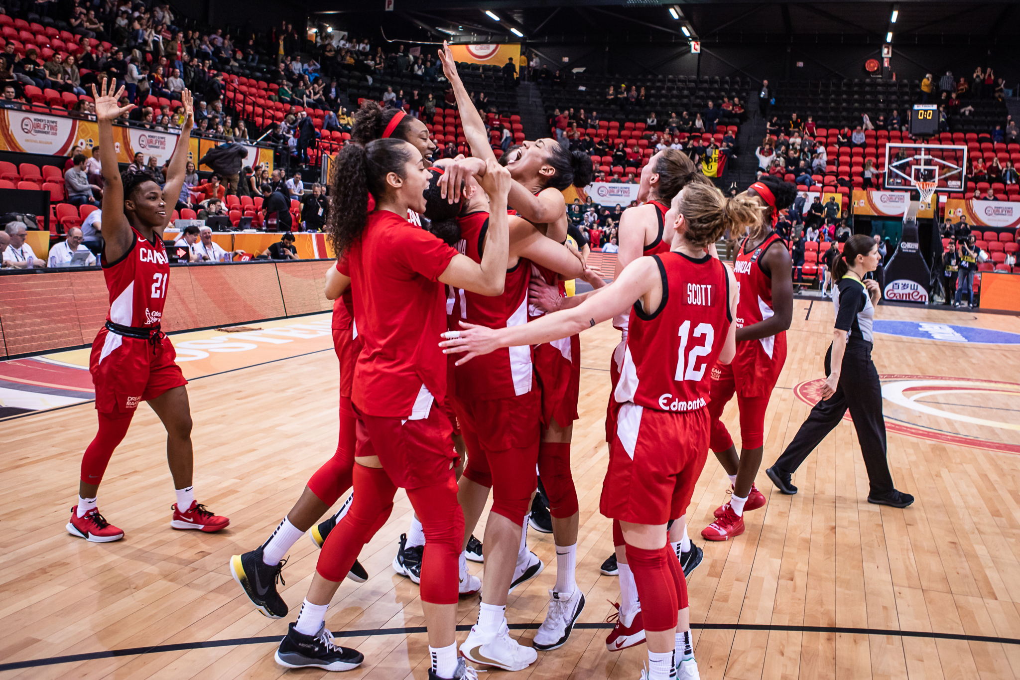 L'équipe féminine de basketball célèbre une victoire.