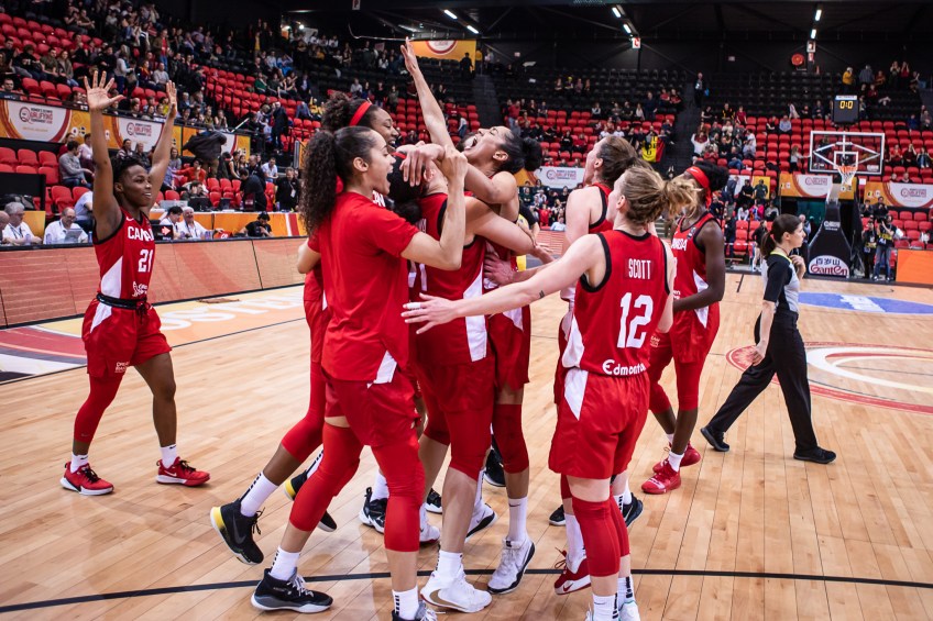 20200208-canada-vs-sweden-belgium-oqt-28 L'équipe féminine de basketball célèbre une victoire.