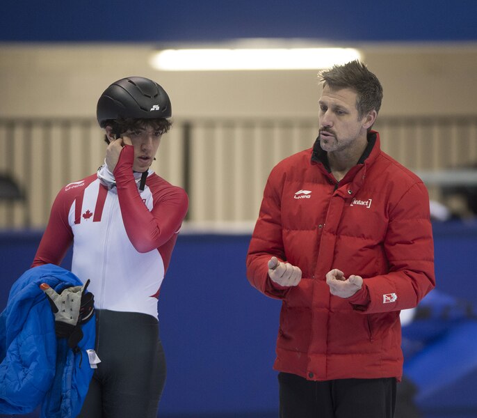 Marc Gagnon d'Équipe Canada donne ses conseils à un de ses athlètes de patinage de vitesse sur courte piste en tant qu'entraîneur du Centre régional canadien d'entraînement.