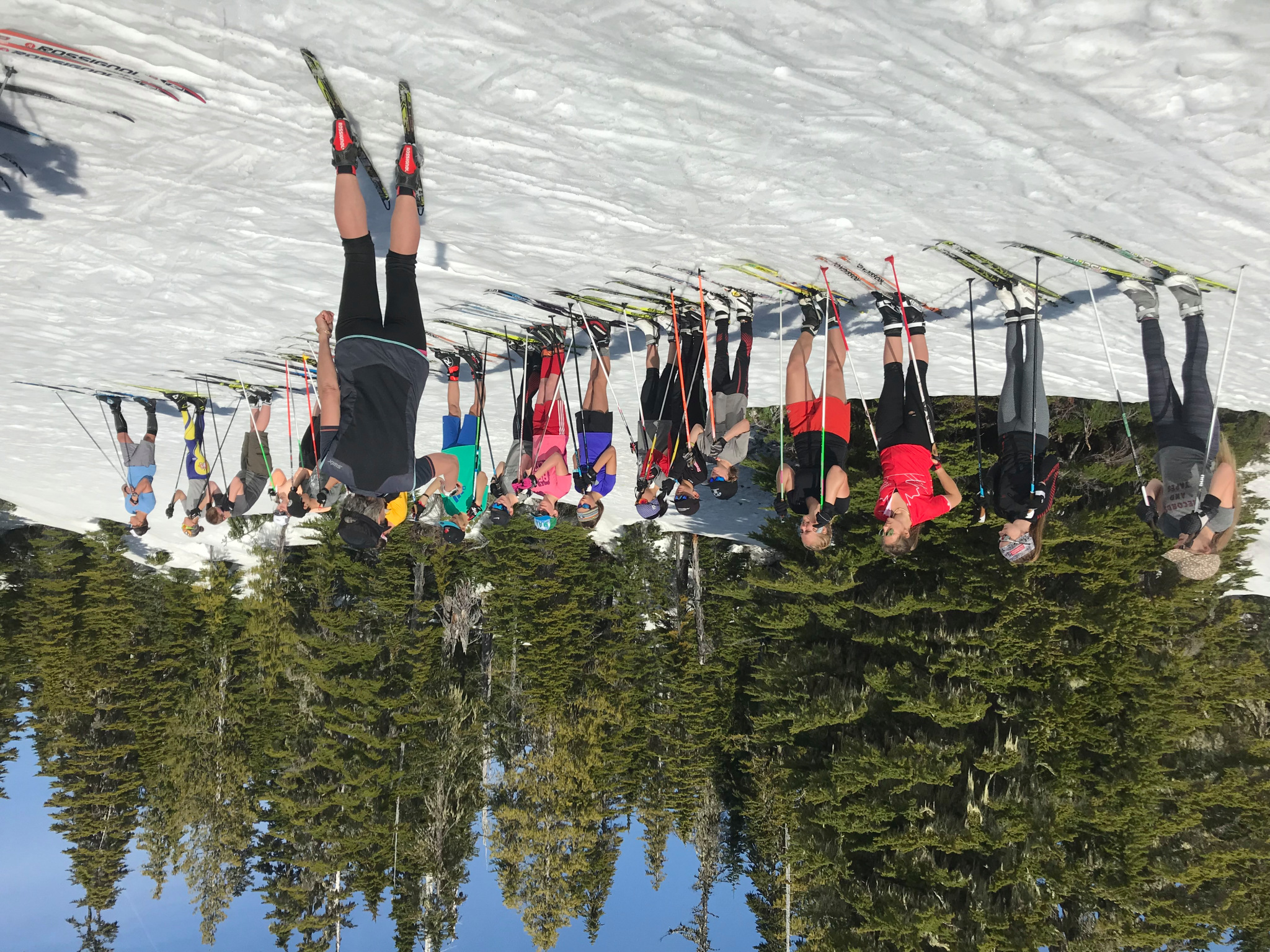 Heather Clarke et Andrea Schreiner Stapff enseignent aux jeunes du club de ski de fond de Strathcona