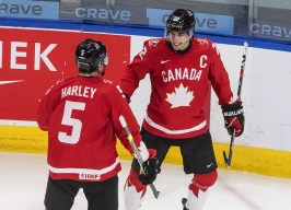 Tomas Harley et Dylan Cozens célèbrent leur but en première période contre la Finlande au Mondial de hockey junior le 31 décembre 2021 à Edmonton, en Alberta.