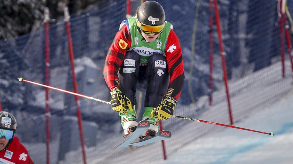 Reece Howden du Canada skie jusqu'à la victoire lors de la demi-finale de Coupe du monde de ski cross masculin à Kananaskis, Atlanta, le 18 janvier 2020.