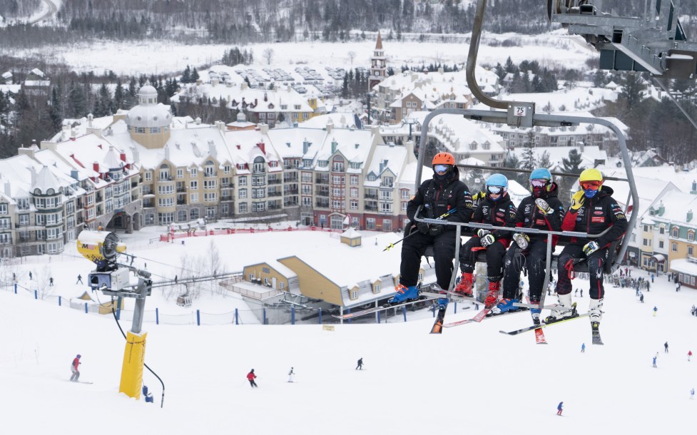 Des skieurs dans un remonte-pente au Mont-Tremblant