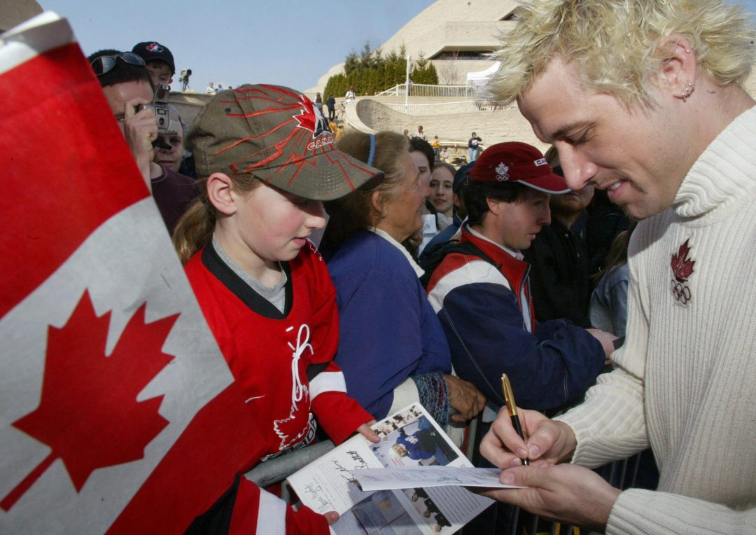 Marc Gagnon, médaillé olympique en patinage de vitesse de courte piste, signe des autographes lors d'un hommage aux médaillés olympiques et paralympiques canadiens au Musée de la civilisation de Gatineau, QC. Le lundi 15 avril 2002.(CP PHOTO/Jonathan Hayward)