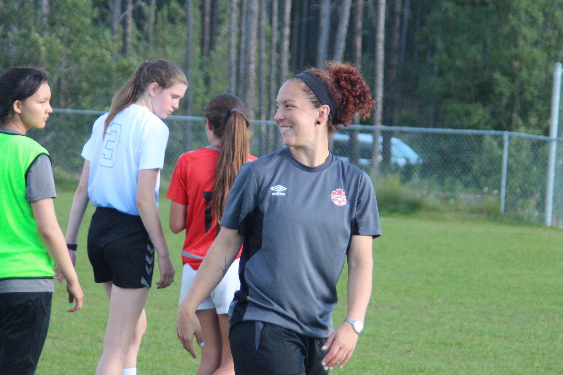 Carmelina Moscato sur un terrain de soccer.