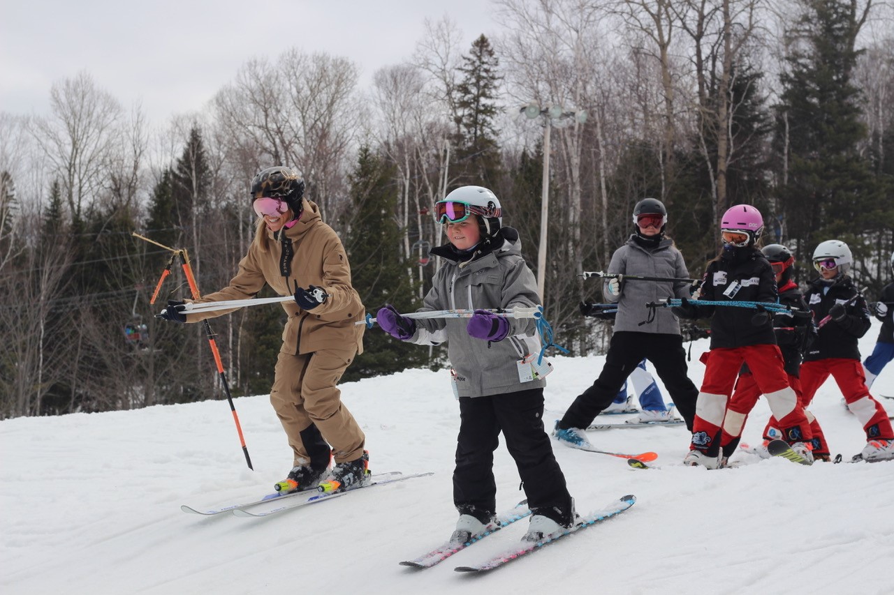 Chloé Dufour-Lapointe donne une leçon de ski à des jeunes dans le cadre du Camp 3SDL.