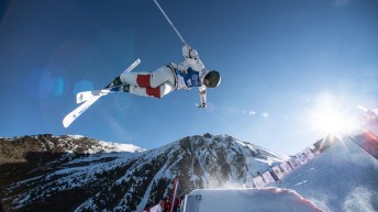 Un skieur acrobatique effectue un saut en compétition.