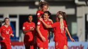 L'équipe féminine de soccer du Canada célèbre leur victoire.