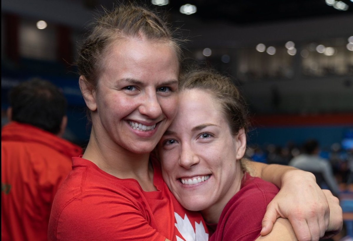 Erica Wiebe et Danielle Lappage font une accolade après s'être toutes les deux qualifiées pour TOkyo 2020 le 15 mars 2020 à Ottawa.