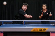 Eugene Wang (left) et Mo Zhang performent lors d'une ronde de qualification du ITTF d'Amérique du Nord à Kitchener, en Ontario, le dimanche 10 mars 2020.