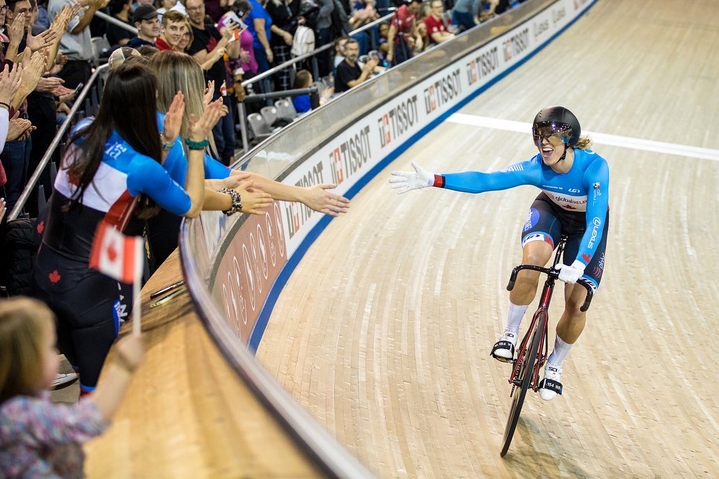 Kelsey Mitchell célèbre avec les partisans à la Coupe du monde de cyclisme sur piste à Milton, en Ontario.