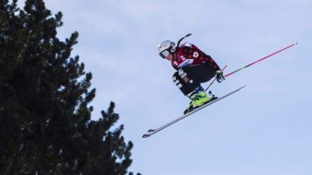 Marielle Thompson effectue un saut pendant une course de ski cross.