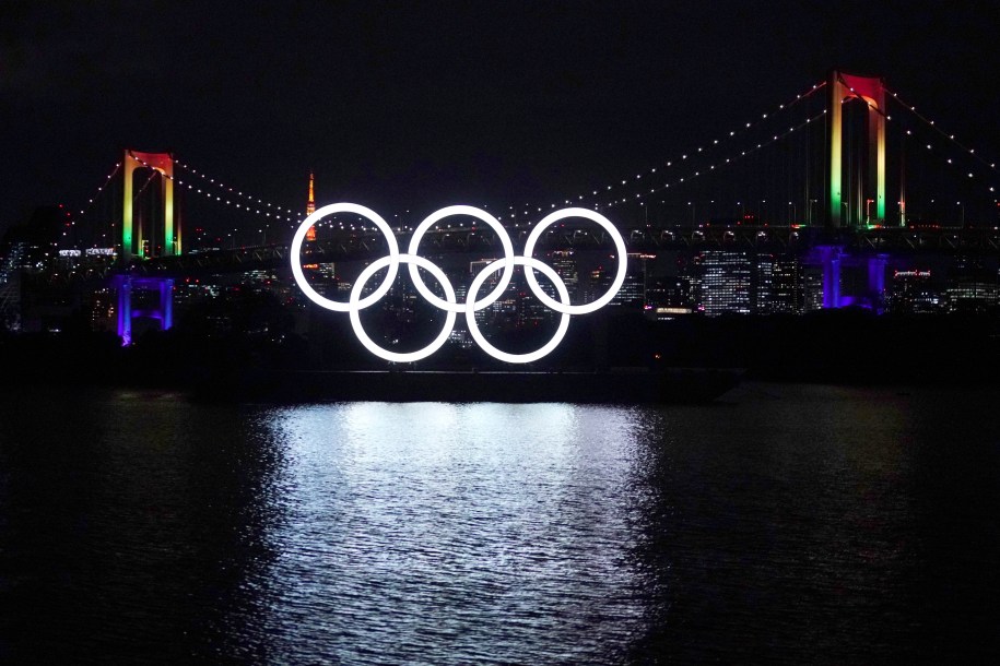 Les anneaux olympiques brillent au dessus de la baie de Tokyo dans la nuit