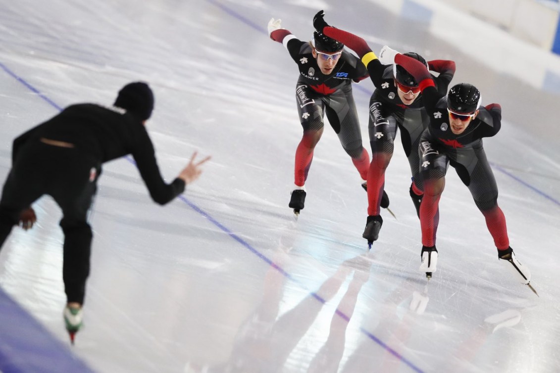 Équipe Canada en pleine course de patinage de vitesse