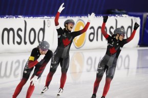 Valérie Maltais, Ivanie Blondin et Team Canada Isabelle Weidemann célèbrent un nouveau record de piste et leur victoire de la poursuite par équipes à la Coupe du monde de Heerenveen.