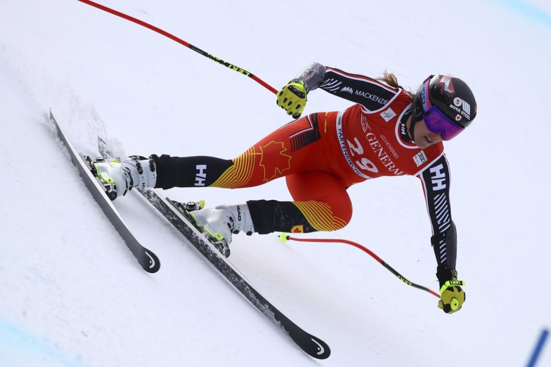 Une skieuse descend la piste