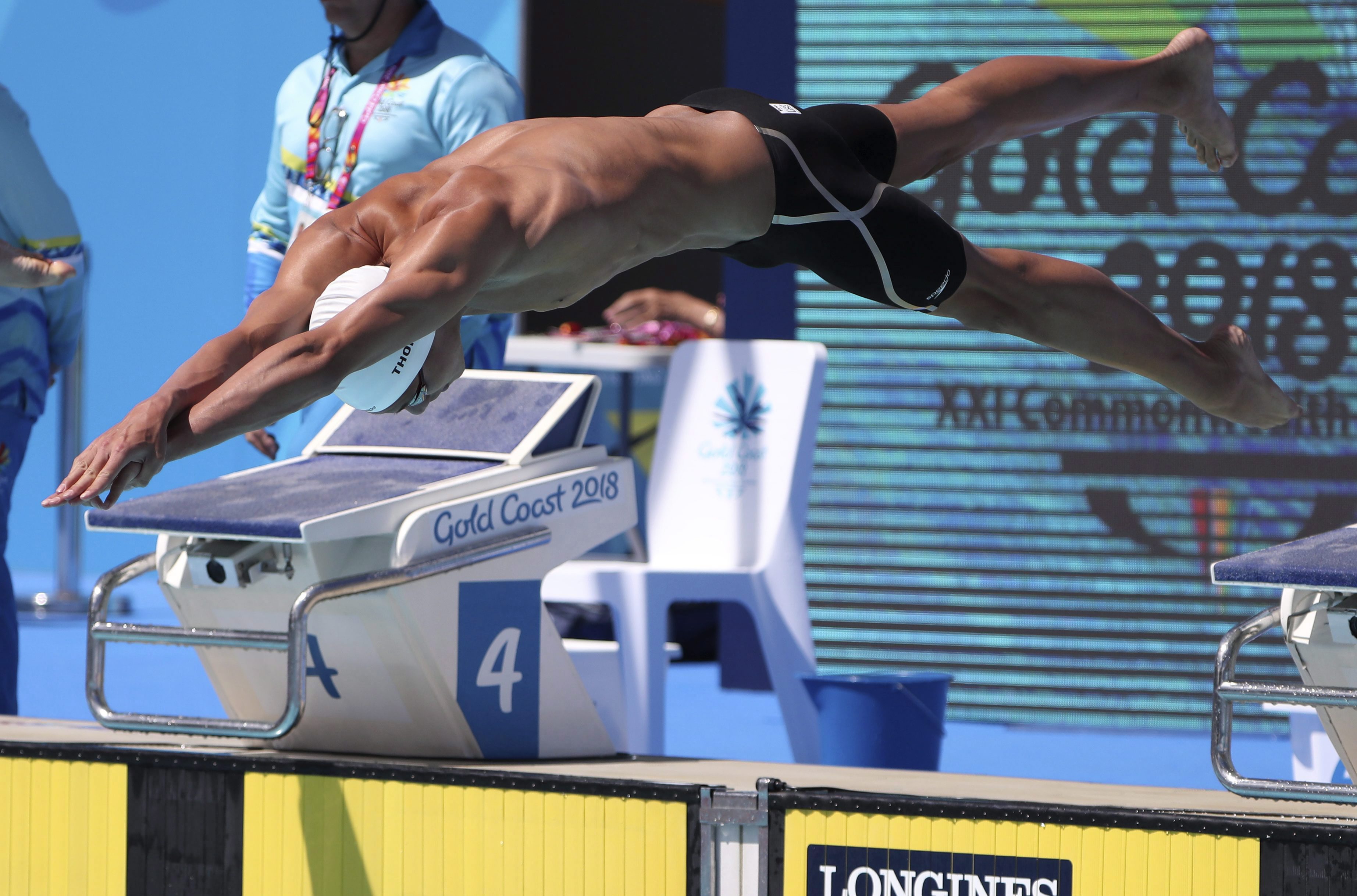Un nageur plonge dans la piscine