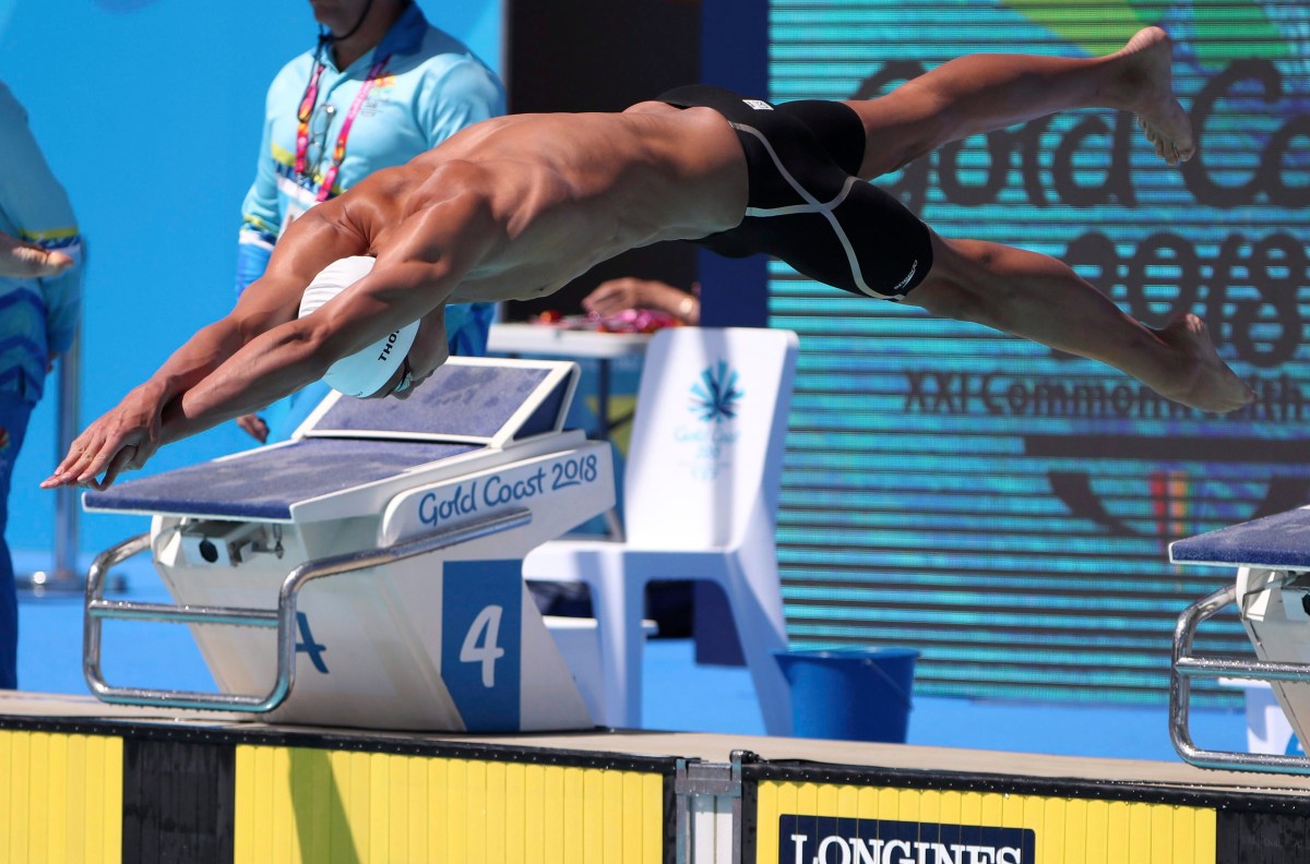 Un nageur plonge dans la piscine