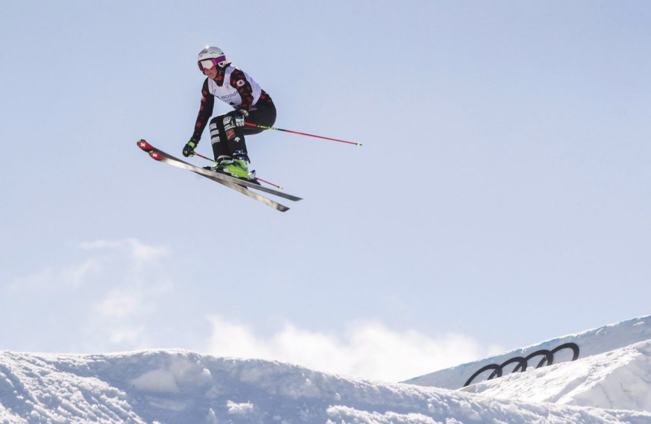 Marielle Thompson du Canada en plein saut lors d'une session d'entrainement de ski cross.